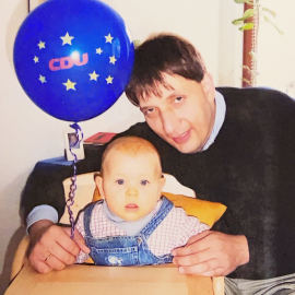 Harm-Adam_2004_Politische-Bildung-von-Anfang-an_Europawahlkampf-2004-mit-Tochter-Anna